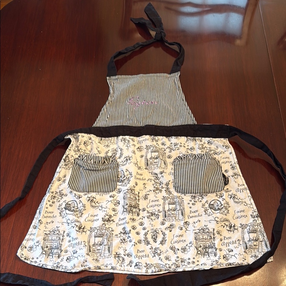 Thirty-One Apron. “Peyton” Embroidered in Purple.